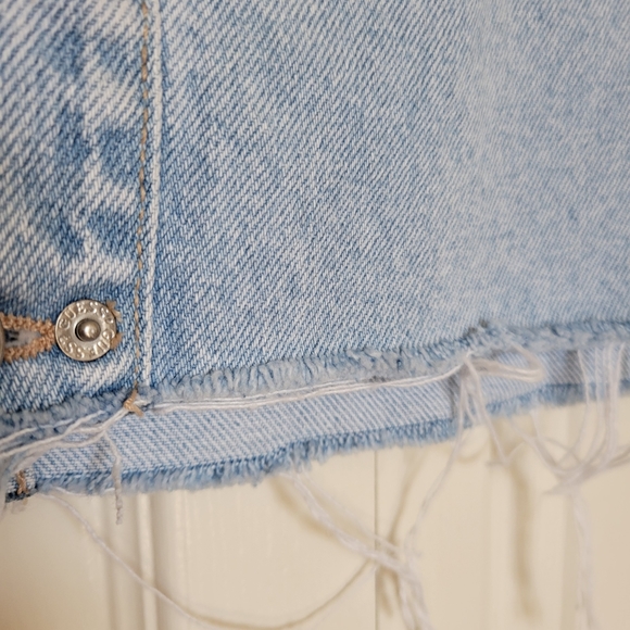 VINTAGE GUESS LIGHT WASH DENIM SKIRT - Picture 5 of 14